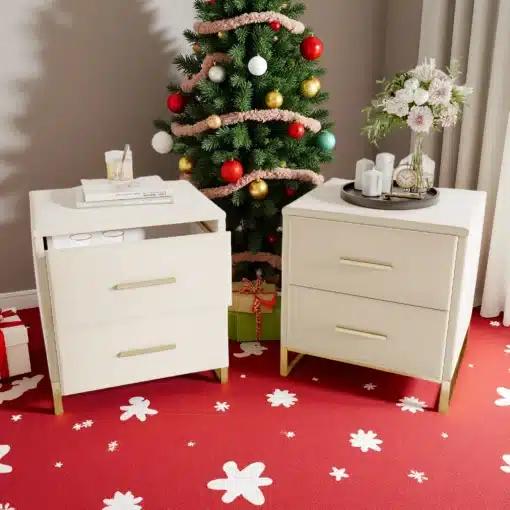 Helebeež öökapp kahe sahtliga, valmistatud sametist, paigutatud jõulupuuga punase vaiba taustale, millel on valged ornamendid.