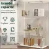 Klaasist vitriinkapp LED-valgustusega, 2 uksega, lukuga | E-pood Tootemaailm Klaasist vitriinkapp LED-valgustusega, kaks ust, lukuga, sisaldab mitmekesist esemevalikut nagu raamatud ja dekoratiivesemed. Kapp on paigutatud heledale puidust põrandale, taustal on näha heledad seinad ja dekoratiivtaimed.