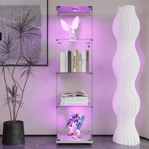 Klaasvitriinkapp LED valgustusega ja lukuga, 165x42x36 cm, kuvatud elutoas. Kapil on kolm riiulit, millel on raamatud ja figuurid, ning lillakas LED-valgustus, mis lisab modernse ja stiilse efekti. Taustal näha valget lainelise disainiga lampi ja taimehallilt seinavärvil.