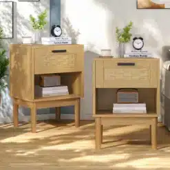 Kaks boho stiilis öökappi rotangdetaile ja puidust sahtlitega, paiknevad valgusküllases ruumis puitpõrandal. Sahtlite peal on stiilsed kellad ja taimed dekoratsioonina.