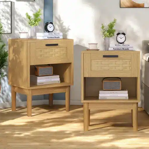 Kaks boho stiilis öökappi rotangdetaile ja puidust sahtlitega, paiknevad valgusküllases ruumis puitpõrandal. Sahtlite peal on stiilsed kellad ja taimed dekoratsioonina.