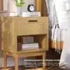 Öökapid rotangist sahtlitega, komplekt 2 tk, boho stiil | E-pood Tootemaailm Öökapp rotangiga, puidust sahtliga, boho stiilis, valge voodipesu kõrval. Laual on raamatud, äratuskell ja taim klaasvaasis.