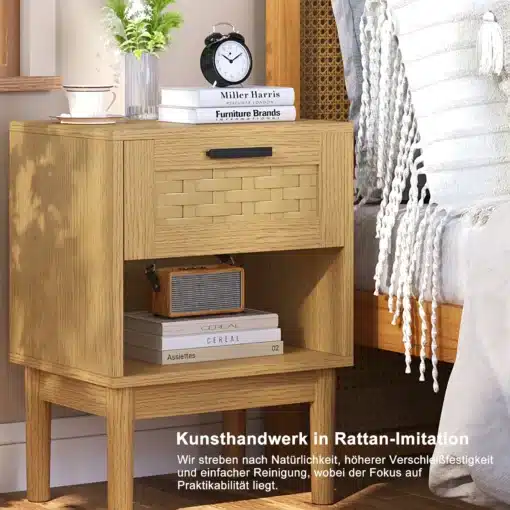 Öökapid rotangist sahtlitega, komplekt 2 tk, boho stiil | E-pood Tootemaailm Öökapp rotangiga, puidust sahtliga, boho stiilis, valge voodipesu kõrval. Laual on raamatud, äratuskell ja taim klaasvaasis.