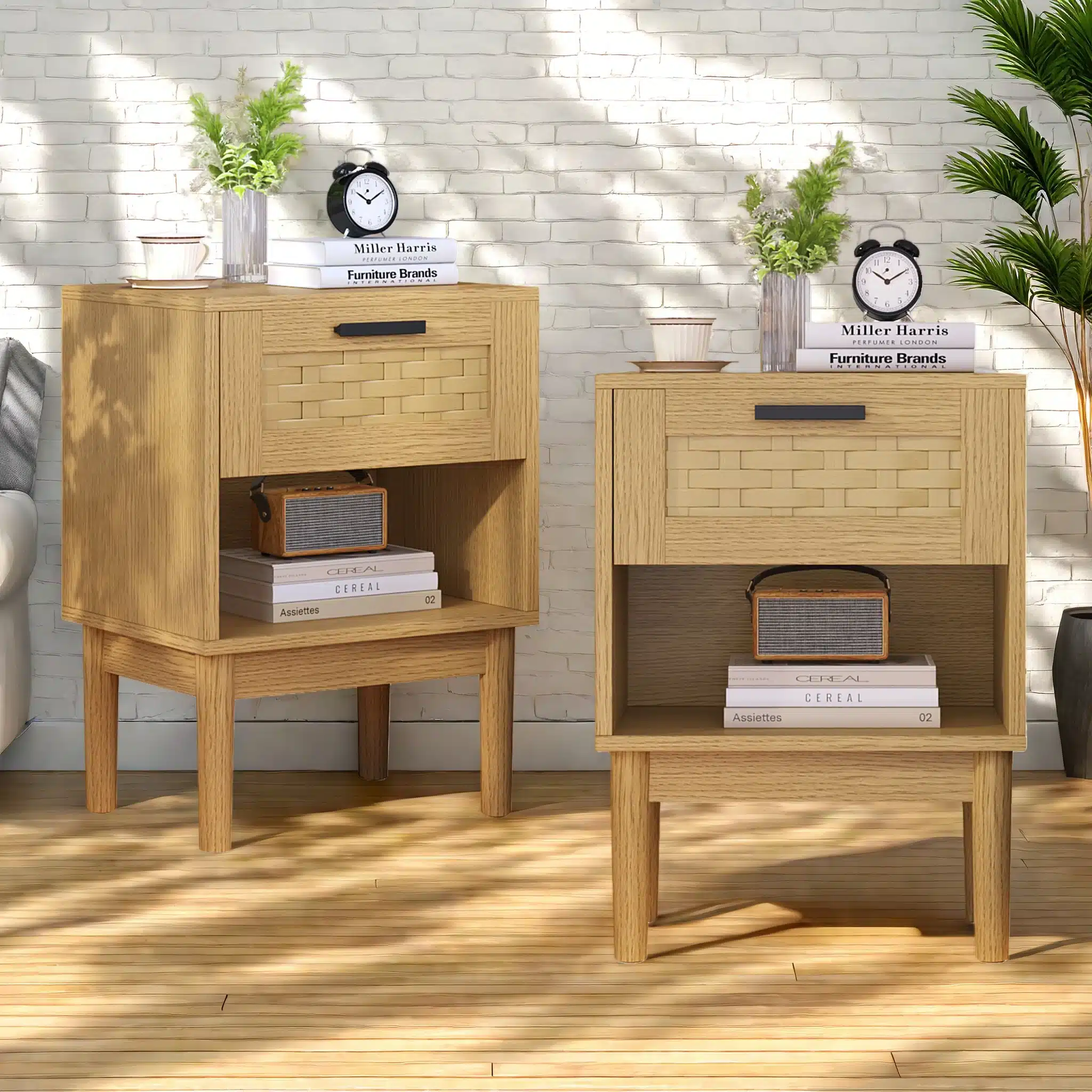 Kaks boho stiilis öökappi, mis on valmistatud naturaalsetest materjalidest, sealhulgas rotangist punutud detailid ja puidust sahtlid. Kummutil on heledast puidust viimistlus, mis asetub elegantsele, siledale põrandale inimestega koju kaasa jutustavas miljöös.