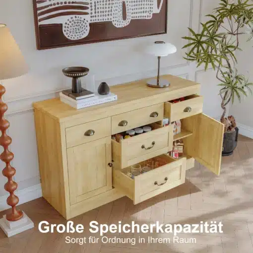 Naturaalset puiduvärvi universaalne kummut koos avatud sahtlite ja uste ning elegantse dekooriga heledas elutoas
