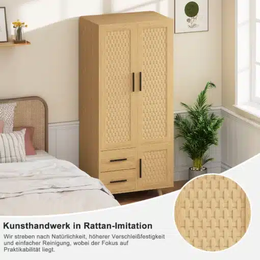 Riidekapp tammespooniga, 3 ukse ja 2 sahtliga magamistuppa, hele puit, dekoratiivse mustriga pinnaviimistlus. Kapi taga on heledate seinte ja voodiga magamistuba.