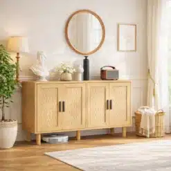 Elutoas asuv naturaalset tooni kapp rotangist detailidega, millel on neli ust ja reguleeritavad riiulid. Taustal on valge sein, kaunistuseks korvid, raadio ja vaas lilledega.