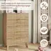 Kummut 5 sahtliga naturaalne puit ruumisäästlik disain, paikneb siseruumis taustaks neutraalsed kardinad ja tapeet. Kummuti peal on mõned dekoratiivsed esemed ja raamatud, rõhutades selle mitmekülgset kasulikkust.