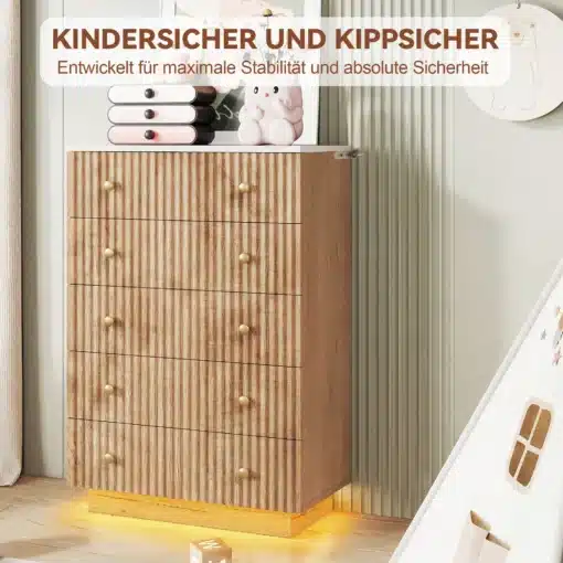 Kummut LED-valgustusega, kitsas 5 sahtliga, naturaalne puidust | E-pood Tootemaailm Naturaalne puidust kitsas kummut viie sahtliga, millel on elegantne LED-valgustus. Kummuti peal on valgustuse all pehmed mänguasjad ja raamatud, taustal heleda seinaga elutuba.