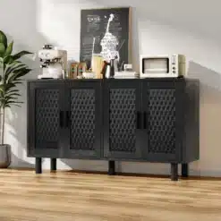 Must köögikapp musta tööpinnaga ja metallkäepidemetega, 140x40x80 cm, heledal puidust põrandal, taustal seinapilt ja köögitarvikud, kaasaegselt sisustatud köögis.