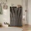Elegantne kitsas must kingakapp 3 klapiga asub valgusküllases esikus, millel on hele sein ja puidust põrand. Kingakapi peal on vasekott ja väike taimekaunistus.