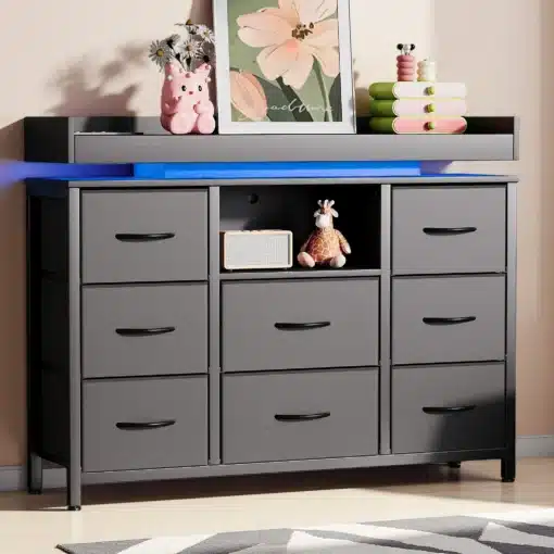 Stiilne hall kummut LED valgustusega, millel on kaheksa sahtlit ja USB laadimisport. Kummut sobib elutuppa, esikusse, lastetuppa või magamistuppa.
