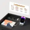 Must kummut LED valgustusega, millel on laual asetsevad tahvelarvuti ja nutitelefon. Kummuti peal on USB port, kaks seinakontakti ja Type-C pesa, mis toetavad laadumist. Taustal info laadimisvõimaluste kohta.