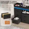 Must puidust kapp sinise LED valgustusega ja kaheksa sahtliga, varustatud USB laadimisportidega. Kummuti paremal pool avatud sahtlis on kaabu ja kapp seisab heledal puitpõrandal, millel on vaip. Kapi pealmisel plaadil on küünlad, telefon ja raamatud.