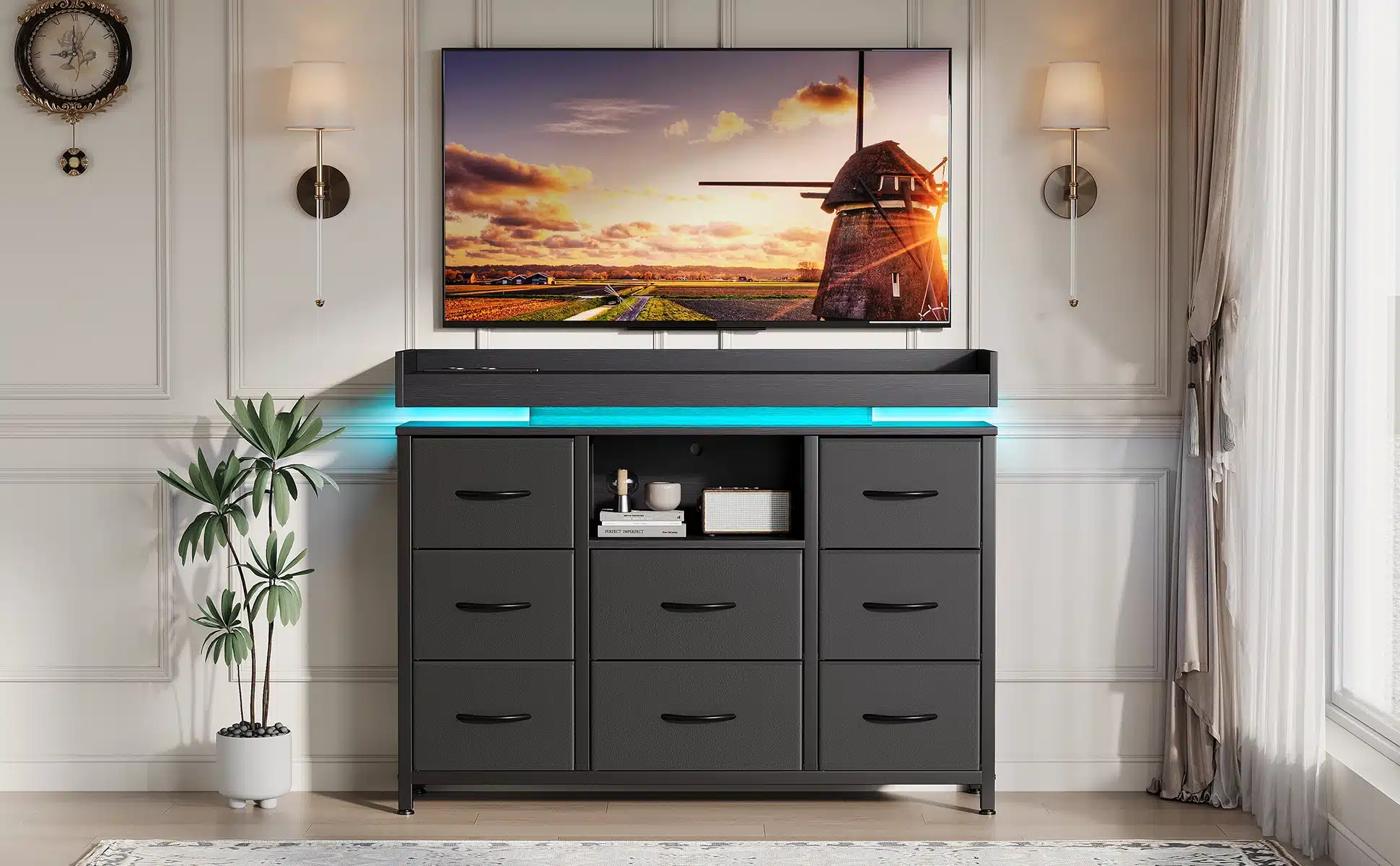 Elegantselt kujundatud must kummut LED valgustusega, millel on kaheksa sahtlit ja USB laadimisport. Kummut on paigutatud valgusküllases elutoas, minimalistliku dekooriga ja akna lähedal, millest paistab päikesevalgus.