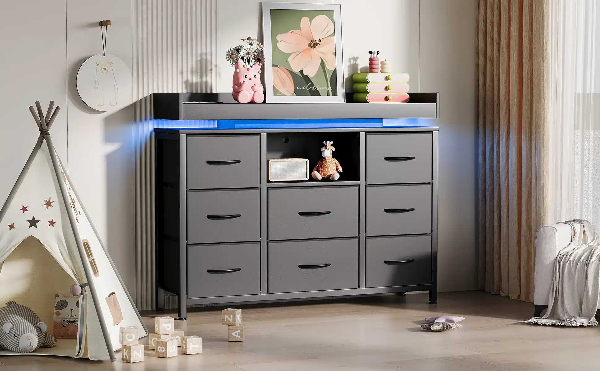 Modernne hall kummut LED valgustusega, sisaldades 8 sahtlit ja USB laadimisporti, asetatud valgusküllasesse ruumi, taustal valged kardinad ja tuba kaunistav teepee telk.