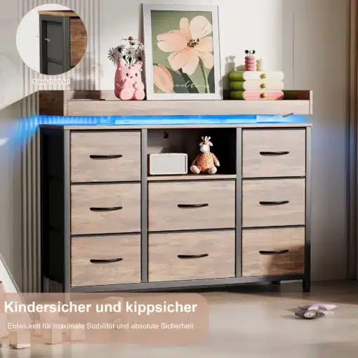 Kummut 8 sahtliga LED valgustuse ja USB Type-C portidega, valmistatud tumedast puidust ning mustast metallist, esitledes avarat pealispinda, millele on asetatud dekoratiivsed esemed, taustal hele sein.