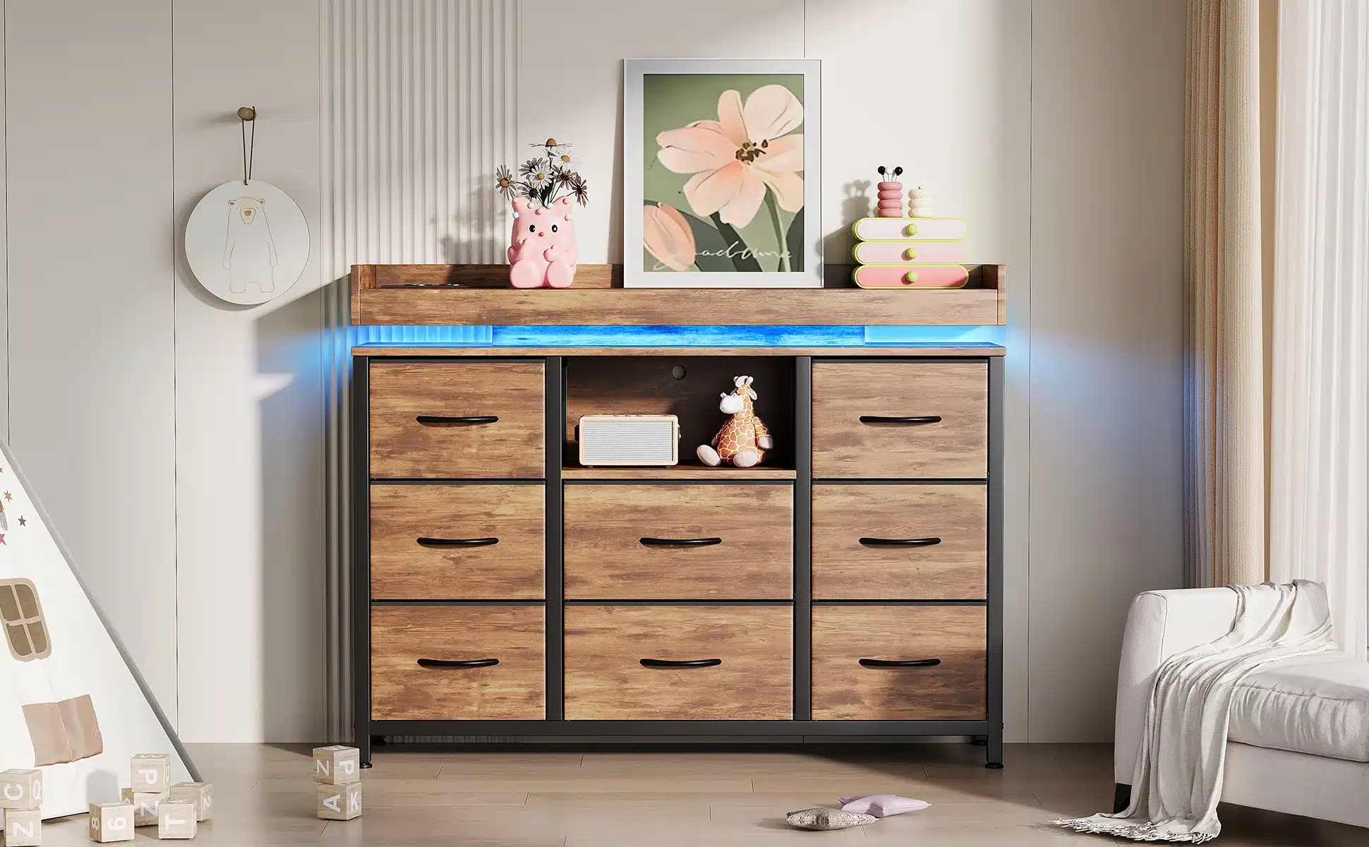 Kummut 8 sahtliga LED valgustuse ja USB Type-C portidega, puidust ja metallist disain elutoas, mille taustal on kaasaegne kunst ja pehme valgustus.