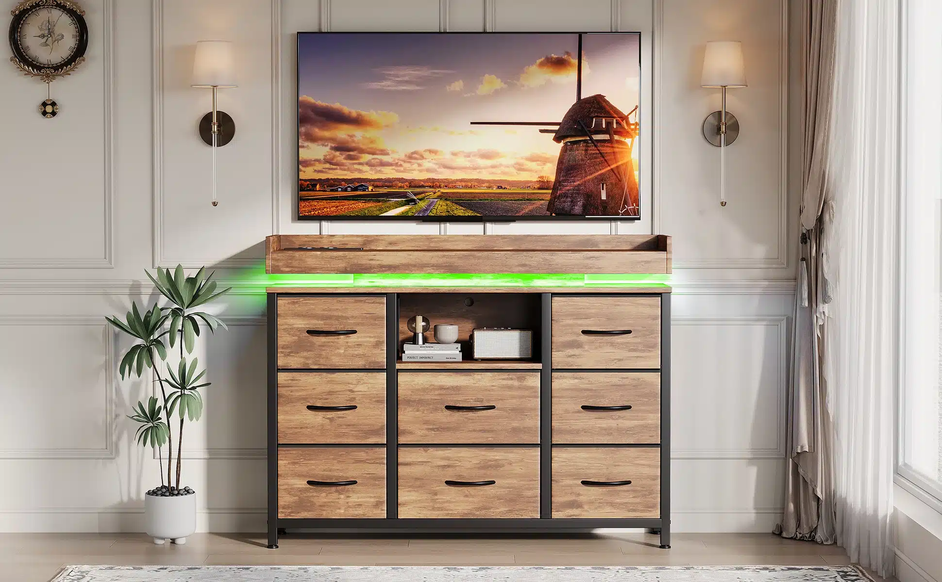 Kummut 8 sahtliga, mis on varustatud LED valgustuse ja USB Type-C portidega, seistes elegantse valge seina taustal, mille kõrval on toataim ja soojalt valgustatud lamp. Kummuti peal on dekoratiivsed esemed ja ilus pilt maalilisest vaatepildist.
