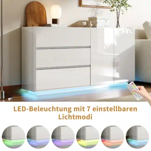 Stiilne valge kapp LED-valgustusega, mis on varustatud kahe ukse ja kolme sahtliga. Kapp asub avaras elutoas, mille peal on kaasaegne dekoratsioon ja taustal kerge päevavalgus.