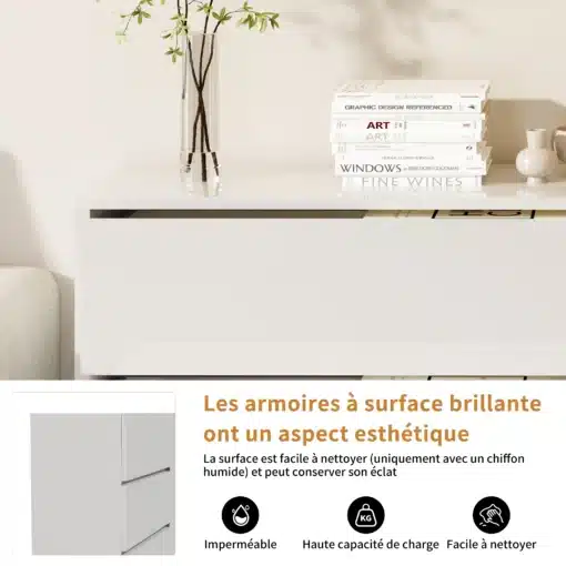 Stiilne kapp LED-valgustusega, valge, koos kahe ukse ja kolme sahtliga, paistab minimalistlikul taustal. Pealmisel pinnal on dekoratiivsed esemed, mis toovad esile kapi kaasaegse disaini.