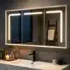 Vannitoakapp LED valgustusega, 3 uksega, valge | E-pood Tootemaailm Elegantne vannitoakapp LED valgustusega, 3 uksega, valge viimistlusega, paigaldatud modernsesse tumehallides toonides vannituppa. Kapi peegeluste LED valgus loob sooja ja meeldiva valguse, rõhutades minimalistlikku disaini.