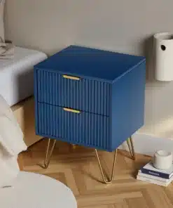 Öökapp kahe sahtliga ja metalljalgadel, tumesinine, asetseb heledal puitpõrandal voodi kõrval, minimalistlikus magamistoas.