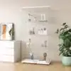 Klaasist vitriinkapp ustega ja 4 karastatud riiuliga, mis on täis dekoratiivesemeid ja asetseb heledal puidust põrandal minimalistliku sisekujundusega ruumis.