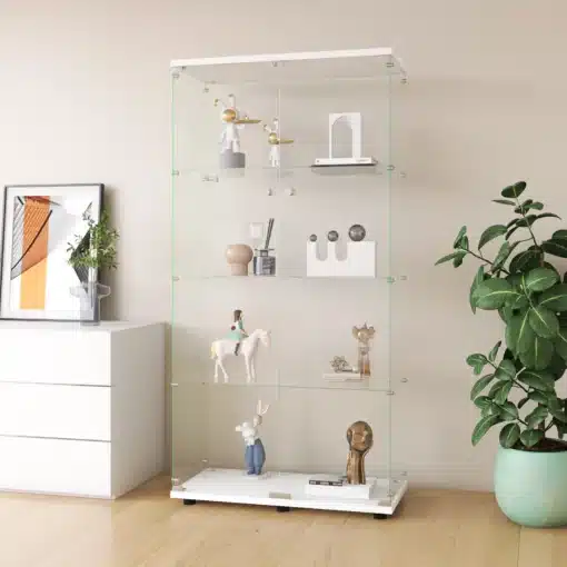 Klaasist vitriinkapp ustega ja 4 karastatud riiuliga, mis on täis dekoratiivesemeid ja asetseb heledal puidust põrandal minimalistliku sisekujundusega ruumis.