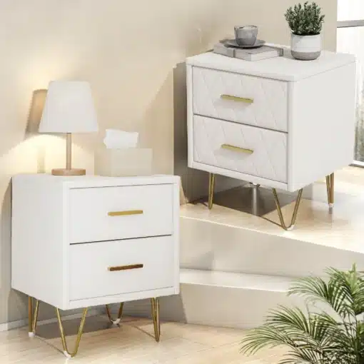 Öökapid kahe sahtliga ja metalljalgadega, komplekt 2 tk | E-pood Tootemaailm Kahe elegantse valge öökapi komplekt kahe sahtliga ja kuldsete metalljalgadega, paigutatud modernses magamistoas heleda tausta ees. Ühel kapil lamplamp, teisel dekoratiivsed esemed.
