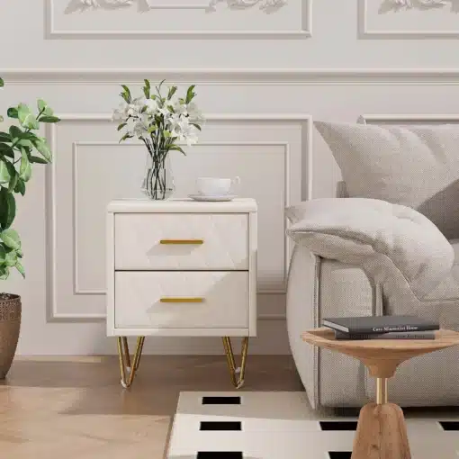 Öökapid kahe sahtliga ja metalljalgadega, komplekt 2 tk | E-pood Tootemaailm Valge öökapp kahe sahtliga, millel on kuldsed metalljalad ja elegantne disain, asetseb heledas magamistoas diivani kõrval.