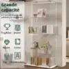 Klaasvitriin LED-valgustusega, 4 riiulit, vaba seisev | E-pood Tootemaailm Elegantses elutoas hõljuv LED-valgustusega klaasvitriin nelja riiuliga. Vitriinis on erinevad esemed, nagu raamatud, vaasid ja dekoratiivsed kujukesed.