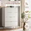 Valge, modernne kummut nelja sahtliga, mõõtudega 91x34x60 cm, esitleb elegantset disaini ja kvaliteetseid materjale heledas interjööris, rõhutades kuldseid käepidemeid ja jalgu.