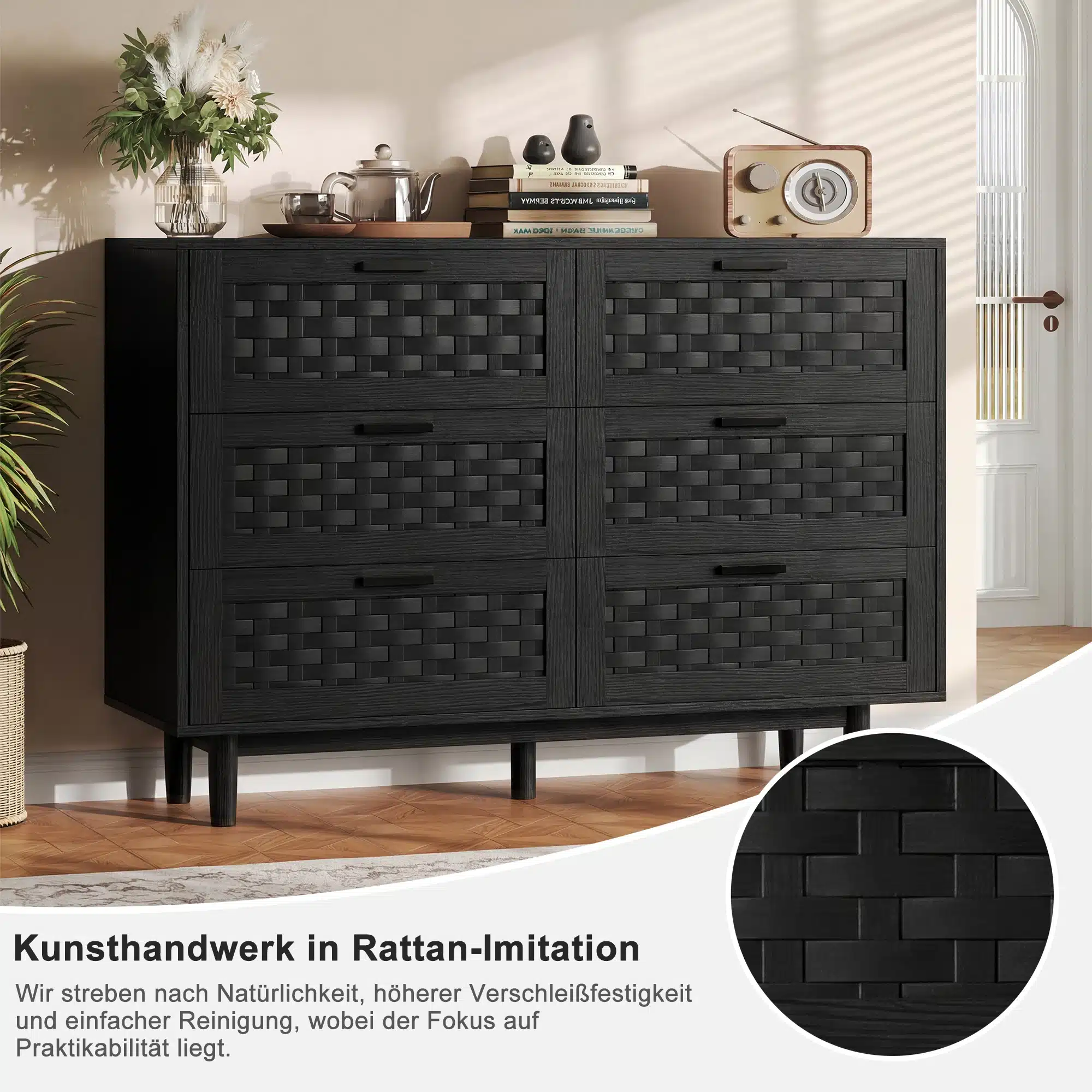 Stiilne must kummut rotangist 6 sahtliga, mida toetavad vastupidavad puidust jalad, boho stiilis. Kummut on paigutatud elegantse toa interjööri, ümbritsetud toataimede, dekoratiivsete esemete ja vintage raadioga, taustal õrnalt valgusvihk läbi akna.