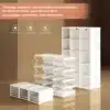Kokkupandav riidekapp magnetustega, kompaktne disain. Valge, modulaarne kapp, mis on paigutatud erinevatesse kõrgustesse helepruunil taustal.