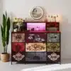 Kummut LED valgustusega, 13 sahtlit retro värviga, mitmevärviliste mustritega ja elegantse peegli taustal, toob ruumi unikaalset stiili. Toote peal asetsevad parfüümipudelid ja dekoratiivtaimed lisavad esteetikat.