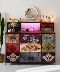 Kummut LED valgustusega, 13 sahtlit retro värviga, mitmevärviliste mustritega ja elegantse peegli taustal, toob ruumi unikaalset stiili. Toote peal asetsevad parfüümipudelid ja dekoratiivtaimed lisavad esteetikat.