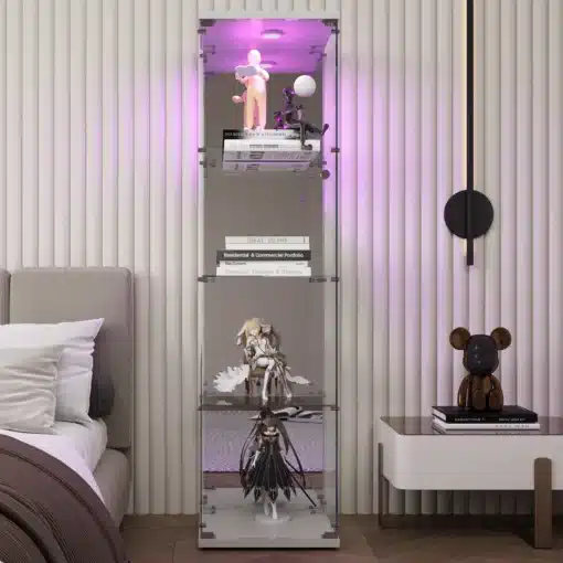 Elegantses elutoas seisab klaasvitriin LED-valgustusega ja lukustatav, millel on neli riiulit ning roosakas valgus, esitledes dekoratiivkujusid ja raamatuid.