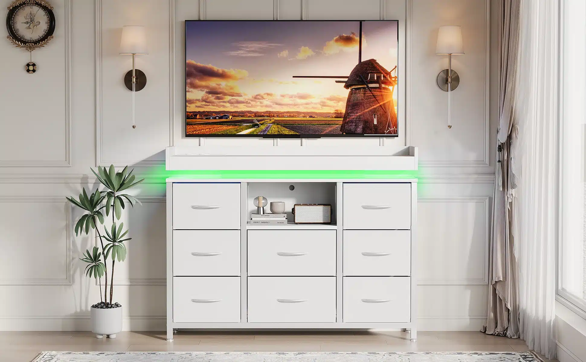 Valge kummut, millel on kaheksa sahtlit ja kaasaegne LED-valgustus, seisab elegantselt valgusküllases toas. Lisaks on kummutil USB-pesad, mis lisavad praktilisust igapäevakasutuses. Wallil on televiisor ja valgustid, kõrval roheline taimepott.