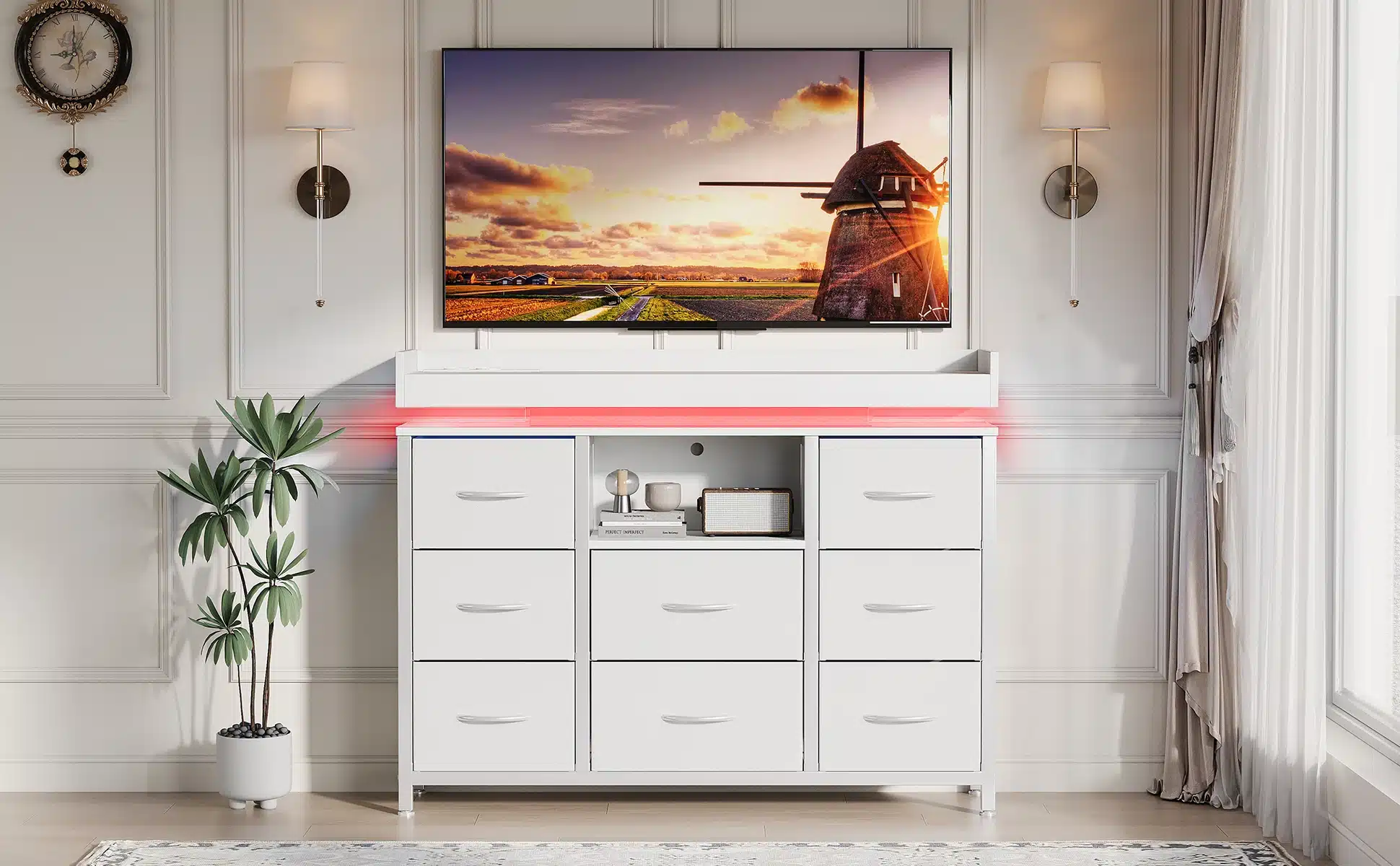Valge kummut LED-valgustusega, millel on kaheksa sahtlit ja USB-pesad, modernses elutoas, elegantse seinakellaga ja suurte akendega taustal.