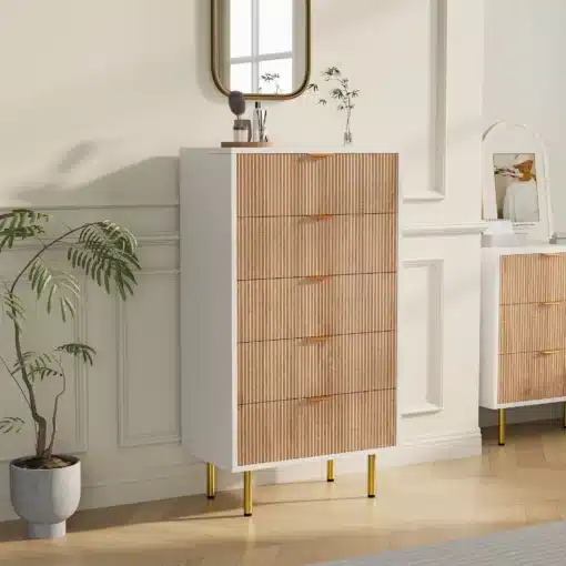 Stiilne kummut viie sahtliga, valge ja puiduvärvi disainiga, paigutatud heledat tooni magamistuppa, taustal elegantne seinapeegel ja dekoratiivsed esemed.