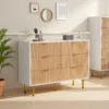 Kummut kuue sahtliga valge ja naturaalne magamistuppa, elegantse puidust viimistlusega, kuldsete jalgadega, hele beež taust ja dekoratiivsed esemed peal.