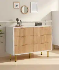 Kummut kuue sahtliga valge ja naturaalne magamistuppa, elegantse puidust viimistlusega, kuldsete jalgadega, hele beež taust ja dekoratiivsed esemed peal.