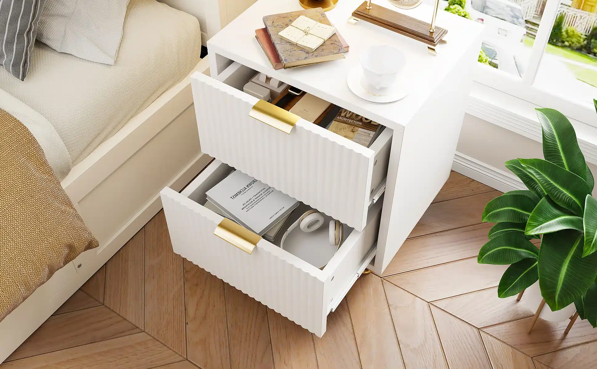 Valge öökapp kahe sahtliga ja elegantsete metalljalgadega, asub puidust põrandal. Öökapi peal on raamatud ja kohvitass, samal ajal kui aknast paistab roheline aed.