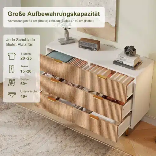 Kummut kuue sahtliga valge ja naturaalne magamistuppa, millel on avatud sahtlid, näidates riideid sees. Kummuti valge korpus on puhta disainiga ning naturaalsed puidust sahtlid lisavad soojust. Taustal on hele sein ja põrandal vaip.