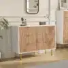 Stiilne kummut kuue sahtliga, valge ja naturaalne puidu viimistlus, seisab elegantselt magamistoas helepruunil parkettpõrandal ja beežil taustal, kaunistatud minimalistlike aksessuaaridega.