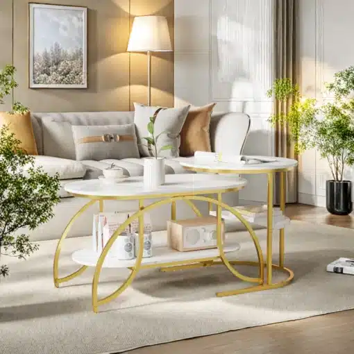 Elegantsed ümarad diivanilauad marmori välimusega, millel on kuldsed metallraamid. Need lauad seisavad maitsekalt valgel vaibal, lisades elutoa sisustusele luksuslikku puudutust. Võluvad interjöörivõtted koos lillede ja diivaniga loovad rahuliku atmosfääri.