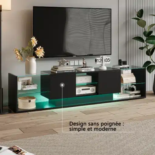 Elegantne must TV-alus LED-valgustusega ja kahe sahtliga, mõõtudega 200x35x45 cm. Alusel on klaaspaneelid, mis loovad kaasaegse ilme, sobitudes neutraalsesse elutuppa puidust põrandaga.
