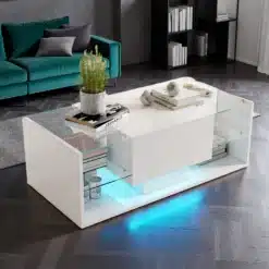 Kaasaegne diivanilaud LED valgustusega, läikiv lakk ja sisseehitatud sahtlid, mõõtudega 100x50x35 cm, elutoa stiilses interjööris, rõhutades diivani ja raamaturiiuli tausta.