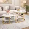 Diivanilauad marmorefektiga, ümarad, komplekt 2 tk | E-pood Tootemaailm Diivanilauad marmorefektiga, ümarad, komplekt 2 tk, beežil vaibal elegantse diivani ees, koos kuldsete jalgade ja dekoratiivsete esemetega, elutoa mugava ja stiilse interjöörina.
